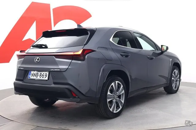 Lexus UX 300e Luxury - Akun bruttokapasiteetti 72,8 kWh. Miljoonan kilometrin / 10 vuoden akkuturva. Image 5